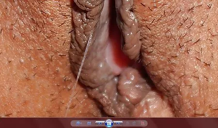 Sebuah download anime bokep kontol panjang yang tebal dengan lembut menyebarkan labia berair, menembus dada merah muda, terjun ke vagina elastis dan mulai aktif, dengan penuh semangat bergerak di dalamnya