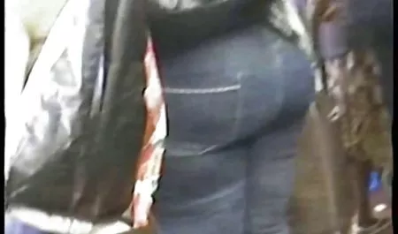 Seorang pria terangsang meniduri seorang bokep sekretaris gadis bajingan menuangkan minyak di pantatnya.