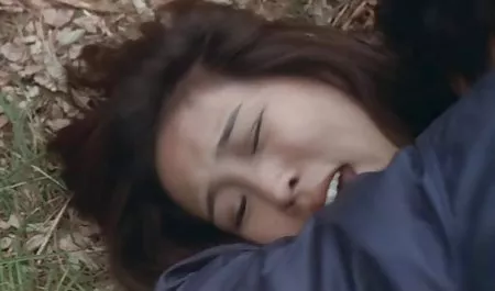 Si cantik pirang suka mengisap kontol, pacarnya baru saja bangun, dan gadis film bokep baru itu menerkamnya, dan dengan kasar menyentak anggota dengan telapak tangannya, memasukkannya ke mulutnya yang basah.