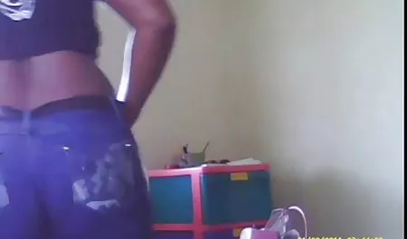 Guy Meraba Dick dan Cums di video sex durasi panjang Karpet