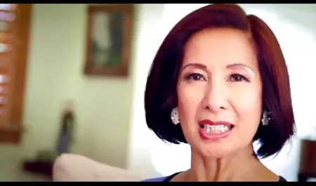 Gadis berbicara nonton video bokep online terbaru di telepon dan mengisap anggota mencuat dari dinding