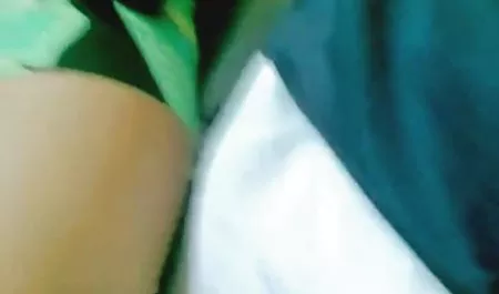 Pirang Busty Cherie Deville streaming bokep paksa mengangkat kakinya dan mendapatkan fucked oleh kanker