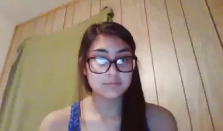 Gadis itu memutuskan untuk mengunjungi temannya, tetapi hanya suaminya yang ada di rumah. mereka bercakap-cakap dan melakukan download bokep xxx hubungan seks panas yang tak seorang pun akan tahu