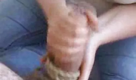Si pramuniaga hanya menjadi gila ketika dia melihat sosok pria botak yang melihat ke tokonya, dia berlutut download bokep jav hihi tanpa basa-basi lagi, membuka ritsleting celananya di celana jins dan meraih penisnya yang gemuk dengan bibirnya, dan mulai mengisapnya dengan penuh semangat.