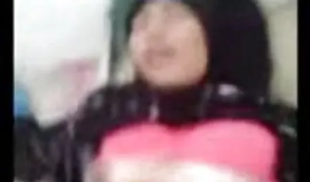 Seorang siswa muda, melihat seratus dolar di tangan seorang pria, tanpa berpikir dua kali, setuju untuk bercinta dengannya, dan sebagai bonus, dia mengisap semua sperma dari bokepindo hd kemaluannya.