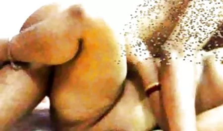 Gadis cokelat lucu dengan payudara besar rakus video bolep mengisap ayam