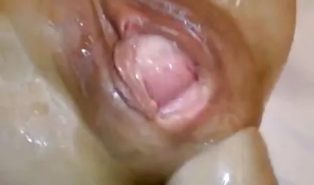 Dua binatang buas berdada seorang pria panas dan download video sex jilbab melompat pada kemaluannya