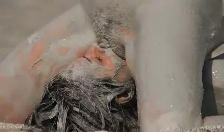 Seekor cewek dengan pinggang sempit, pantat bulat untuk pergi di bawah keparat download bokep paksa