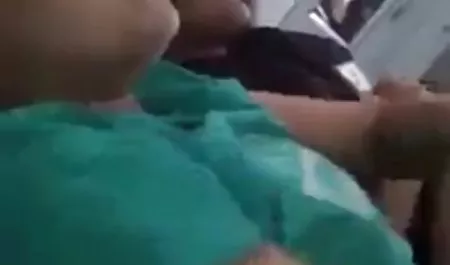 Dua berambut cokelat muda bercinta dengan pria yang dipompa dan satu bokep polwan terbaru berakhir dengan muncrat