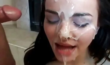 Laki-laki gay muda yang tidak berpengalaman menjilat pantat masing-masing dengan semangat nonton bokep mom and son