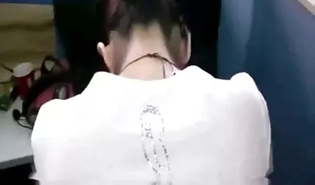 Gadis cantik download bokep barat mom berpose di lapangan