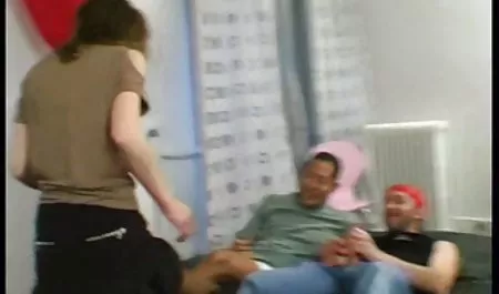 Pimp membawa bokep terbaru no sensor seekor ikan mas ke tempat kerja
