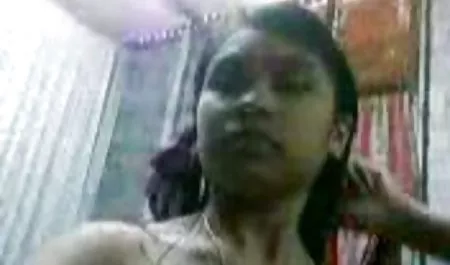 Kucing bokep korea sex kecil menjilati susu dari mangkuk dan bercinta dengan tampan botak
