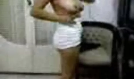 Gadis itu memberi pria bokeb barat terbaru itu hadiah dalam bentuk threesome